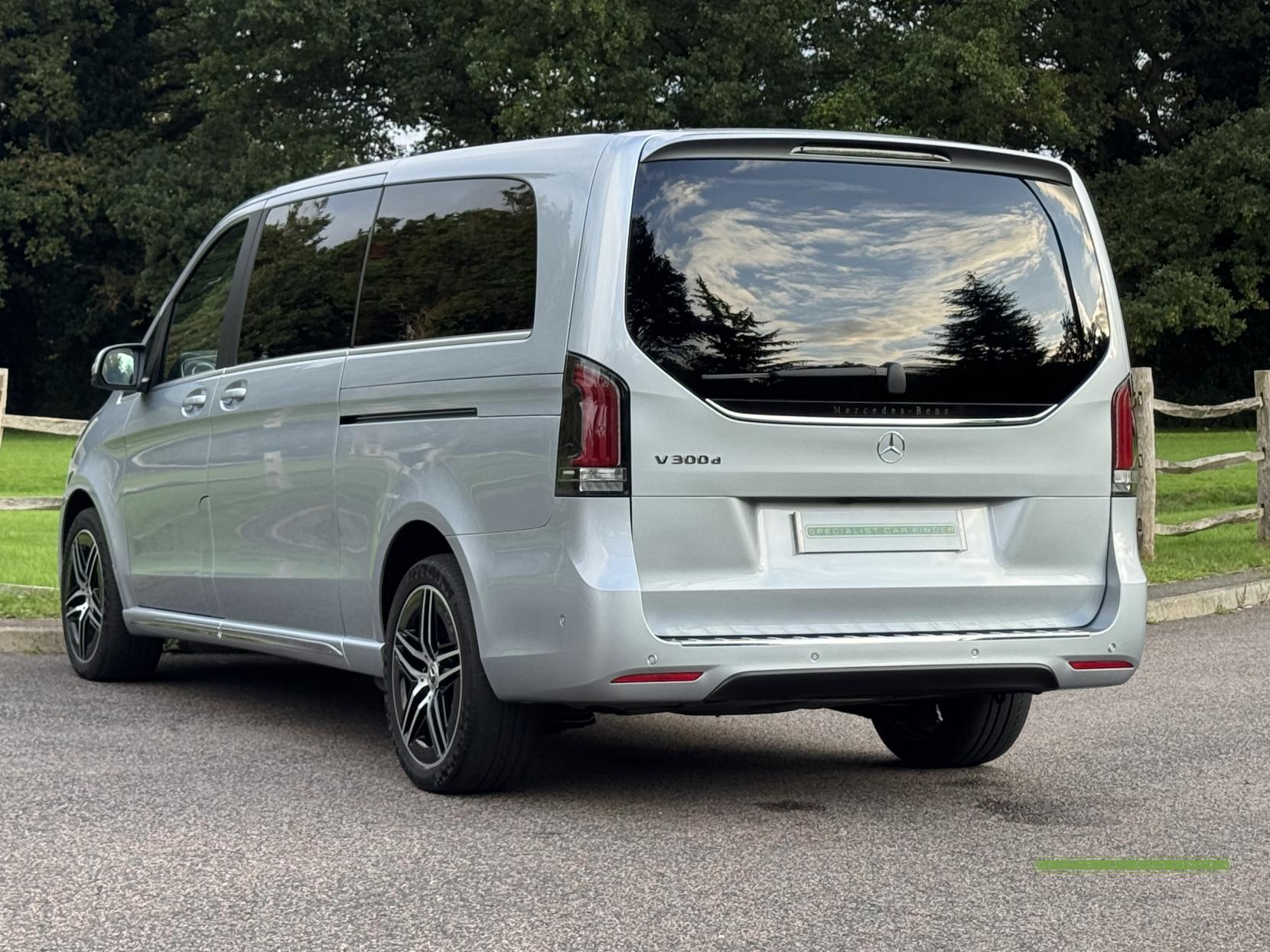 Mercedes-Benz V Class 2.0 V300d AMG Line MPV 5dr Diesel G-Tronic+ Euro 6 (s/s) XLWB (237 ps)